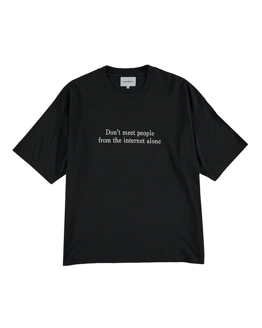 DON'T MEET PEOPLE FROM THE INTERNET ALONE T-shirt Black